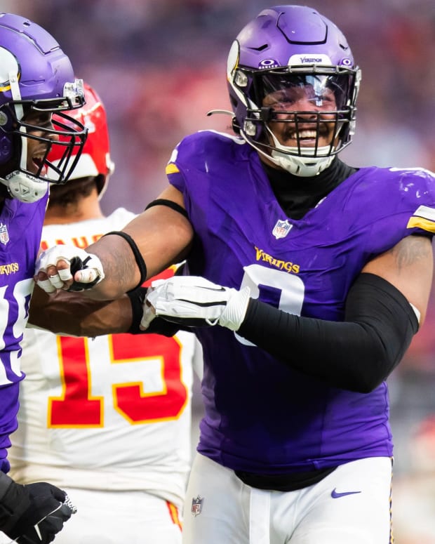 Danielle Hunter, Marcus Davenport